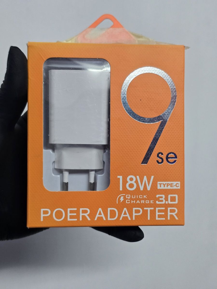 Caja de un cargador USB-C de 18 W con Quick Charge 3.0 y ficha de dos patas redondas