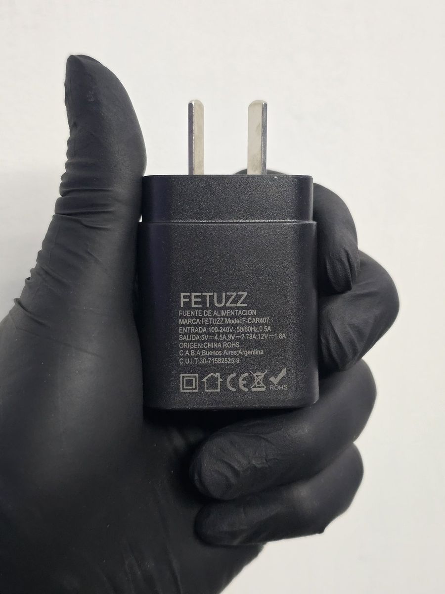 Etiqueta de un cargador Fetuzz F-CAR407 con la salida 5V 4,5A, 9V 2,78A y 12V 1,8A