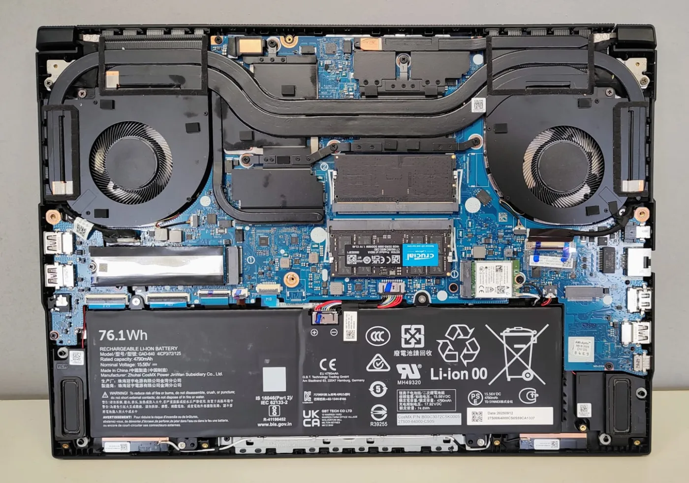 Interior de la Gigabyte Aero X16 con la tapa inferior abierta: ventiladores, SSD, memoria RAM y batería