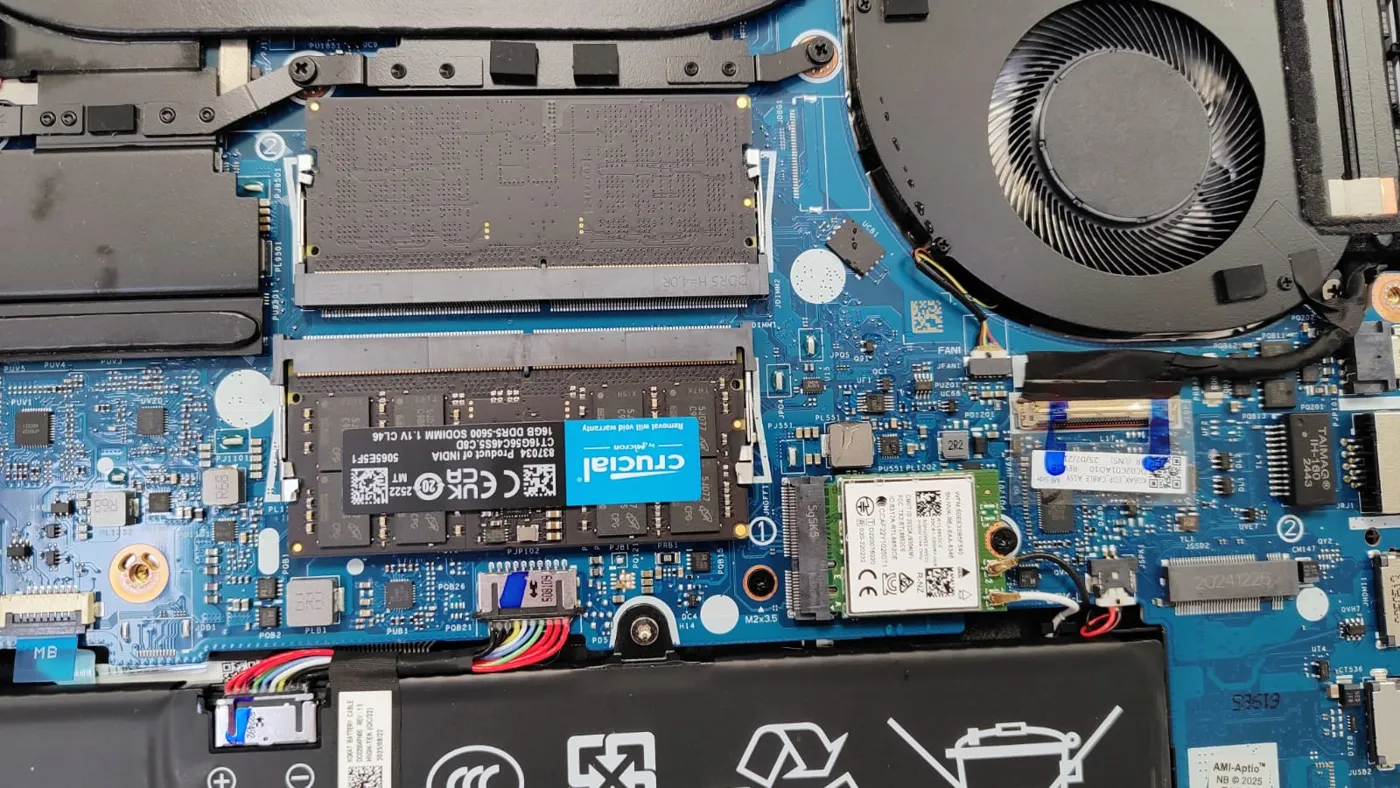 Detalle de la memoria RAM Crucial, el SSD y la tarjeta WiFi de la Gigabyte Aero X16
