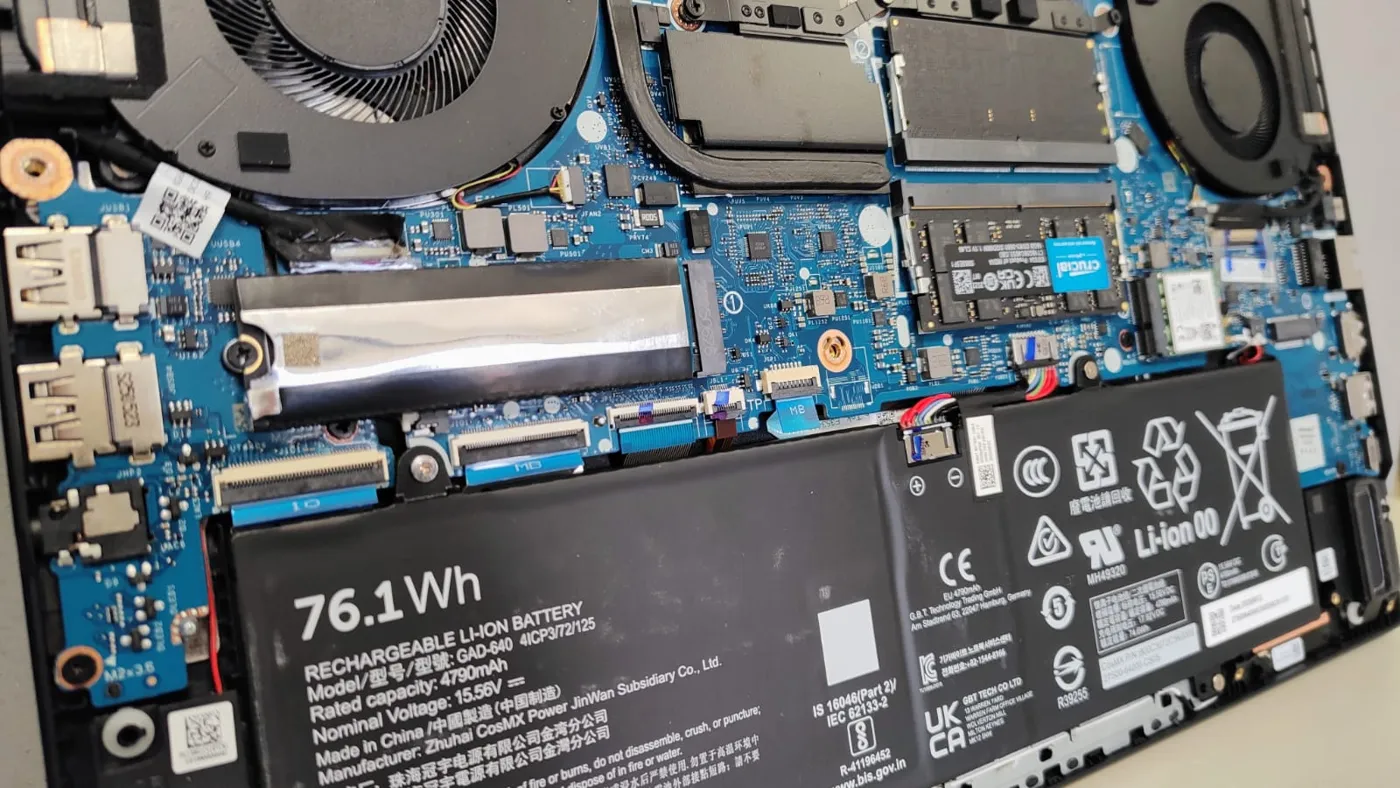 Detalle del SSD y de la batería de 76 Wh de la Gigabyte Aero X16