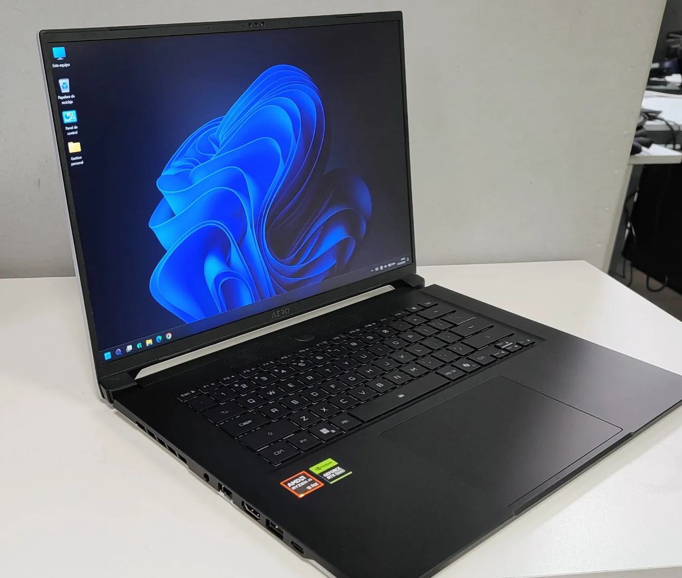 Gigabyte Aero X16 abierta y encendida, con Windows 11 en pantalla