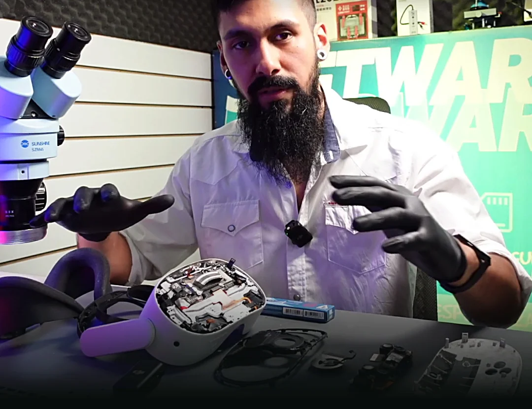 Matías Rios con el Meta Quest 3S desarmado sobre la mesa del laboratorio