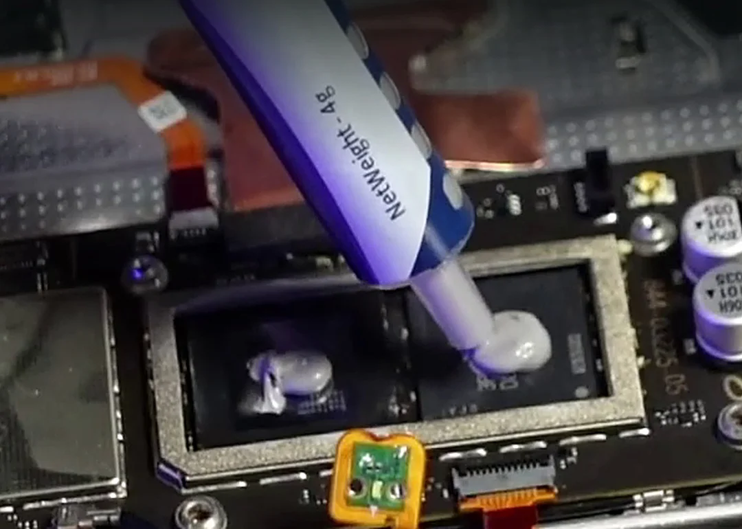 Aplicación de pasta térmica nueva Arctic MX-4 sobre el procesador del visor