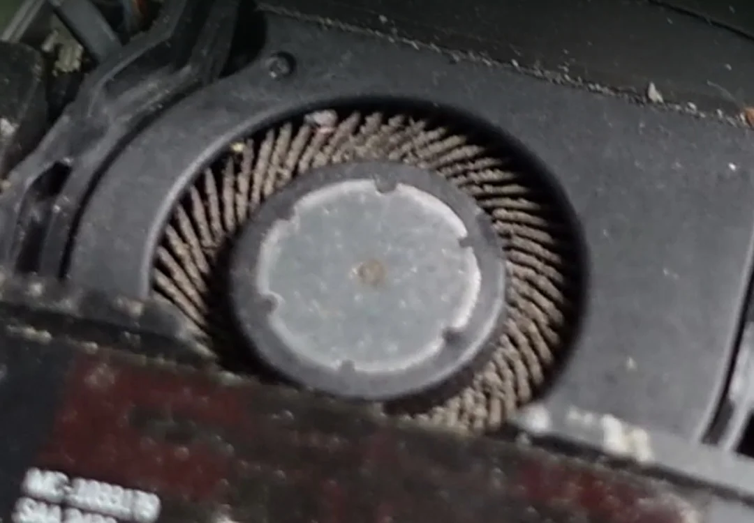Ventilador del Meta Quest 3S tapado de polvo y pelusa