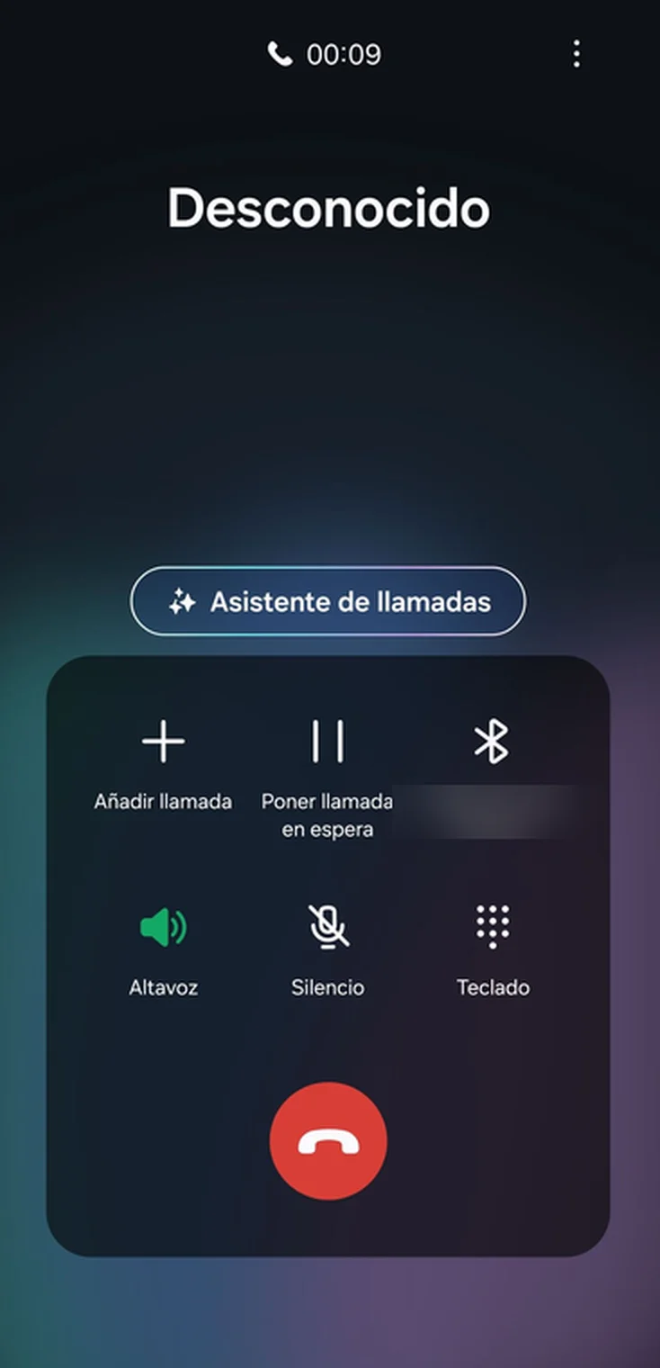 Pantalla de una llamada entrante con el contacto Desconocido y el botón Asistente de llamadas de Samsung