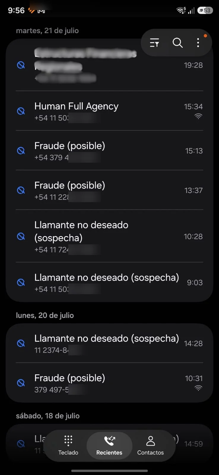 Registro de llamadas recientes de un Samsung Galaxy con etiquetas Fraude (posible) y Llamante no deseado (sospecha)