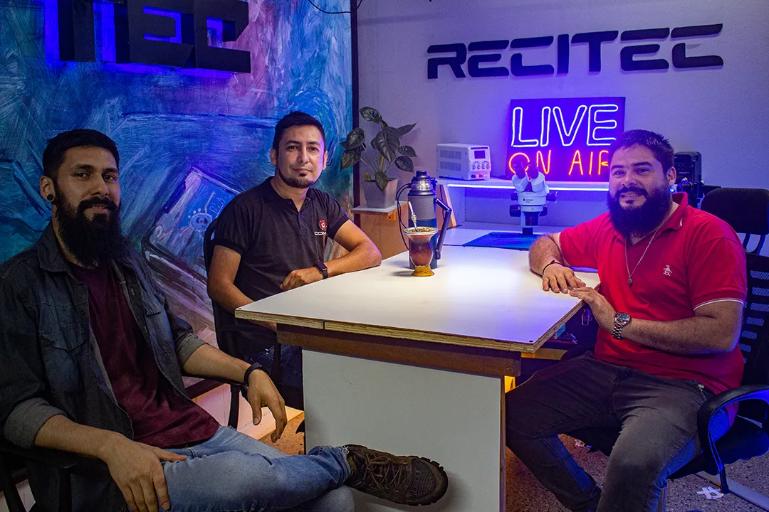 Reunión post-podcast sobre reparaciones y microelectrónica