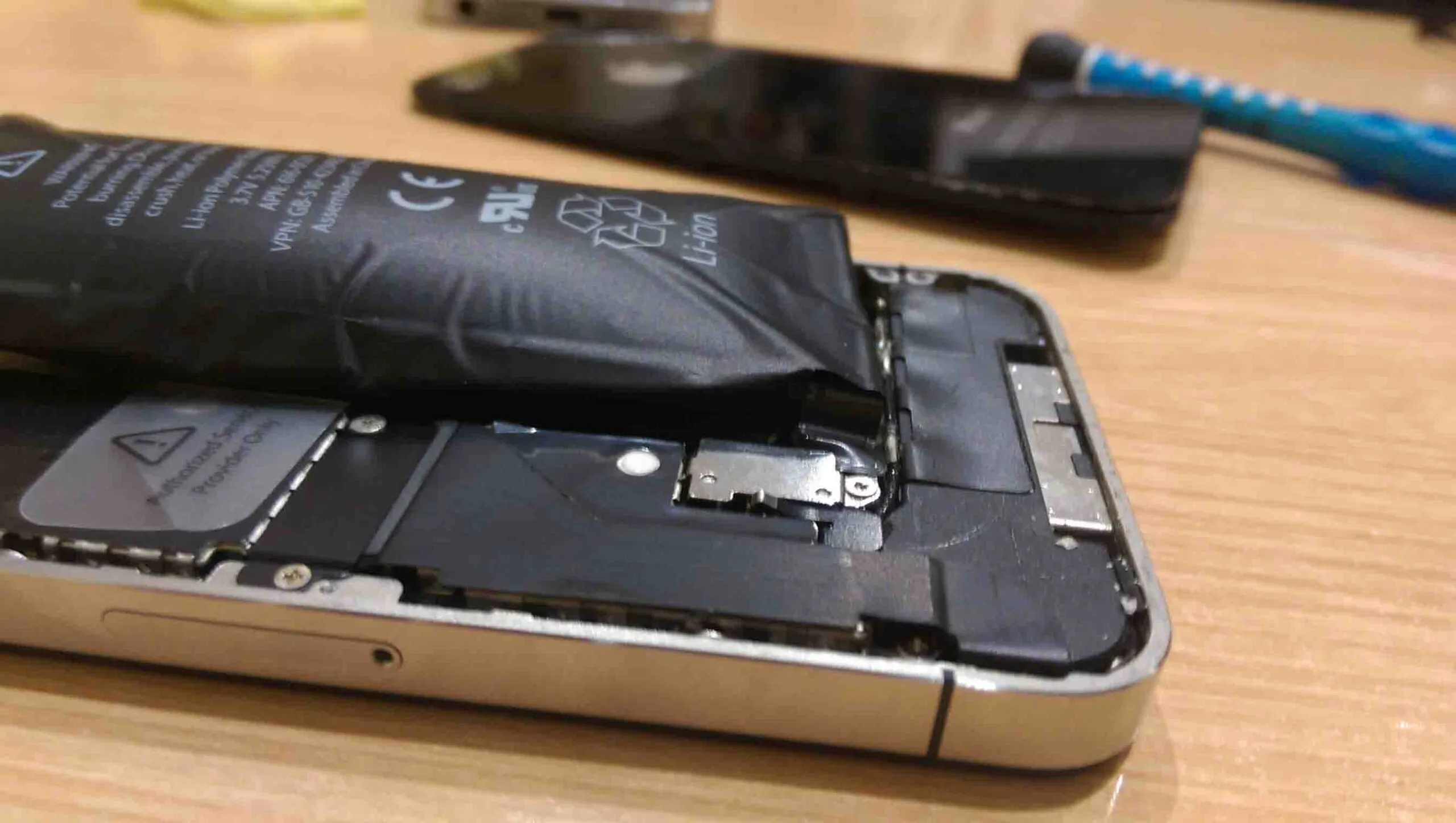 Batería de celular hinchada con riesgo de explosión