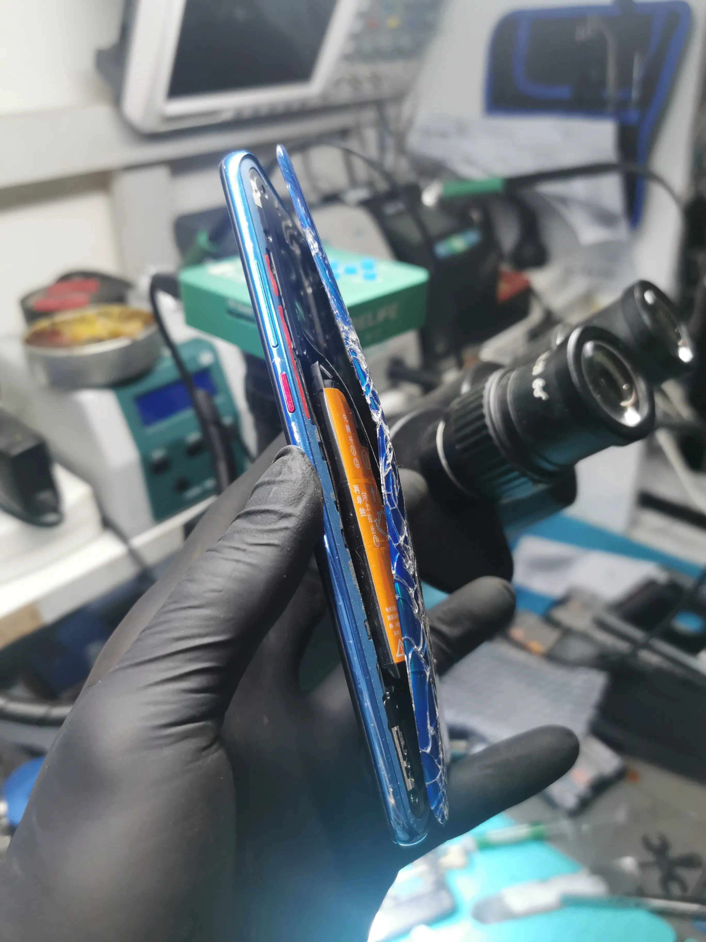 Celular con tapa trasera rota por batería inflada