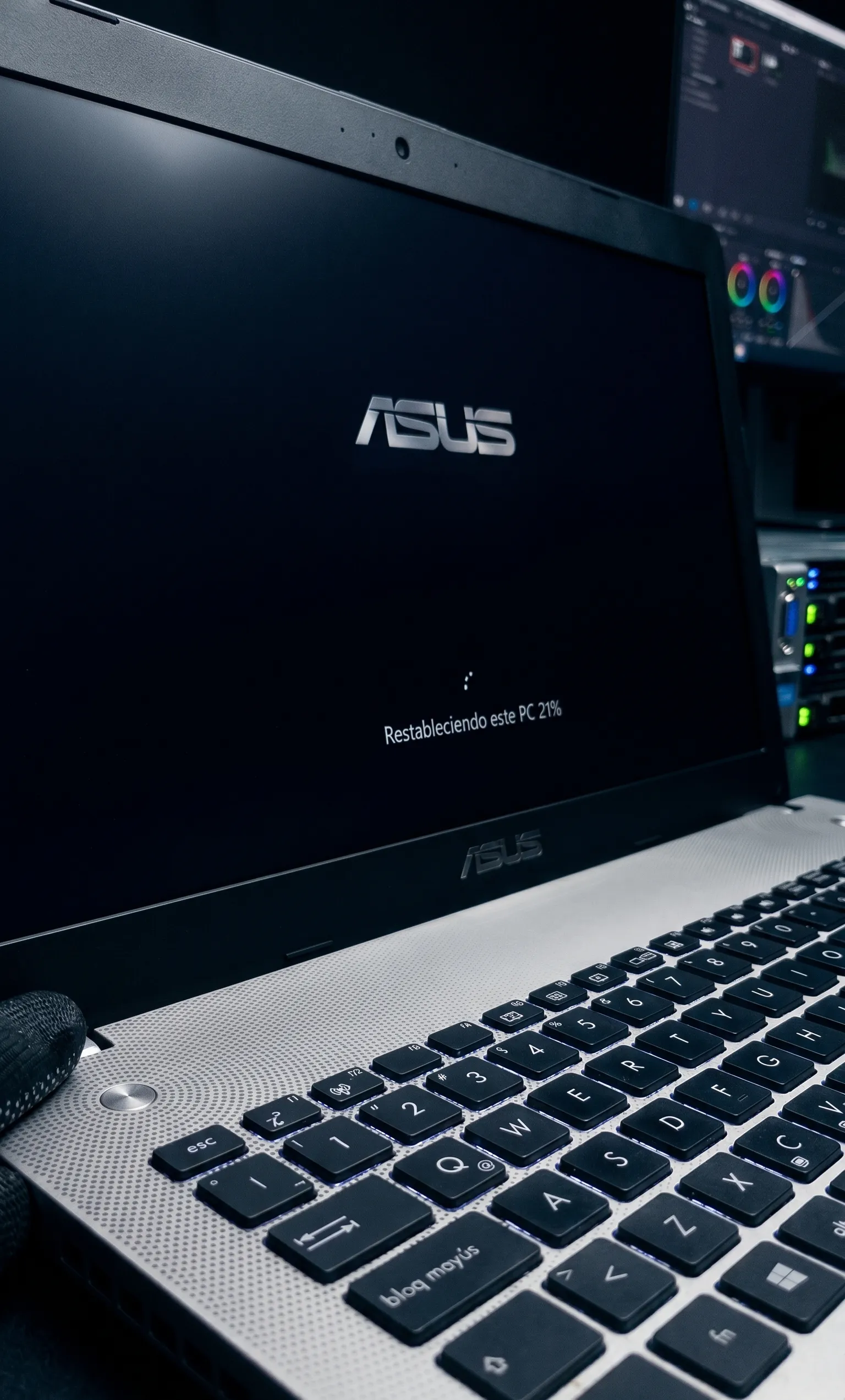 Técnico realizando optimización de registro y servicios en Windows