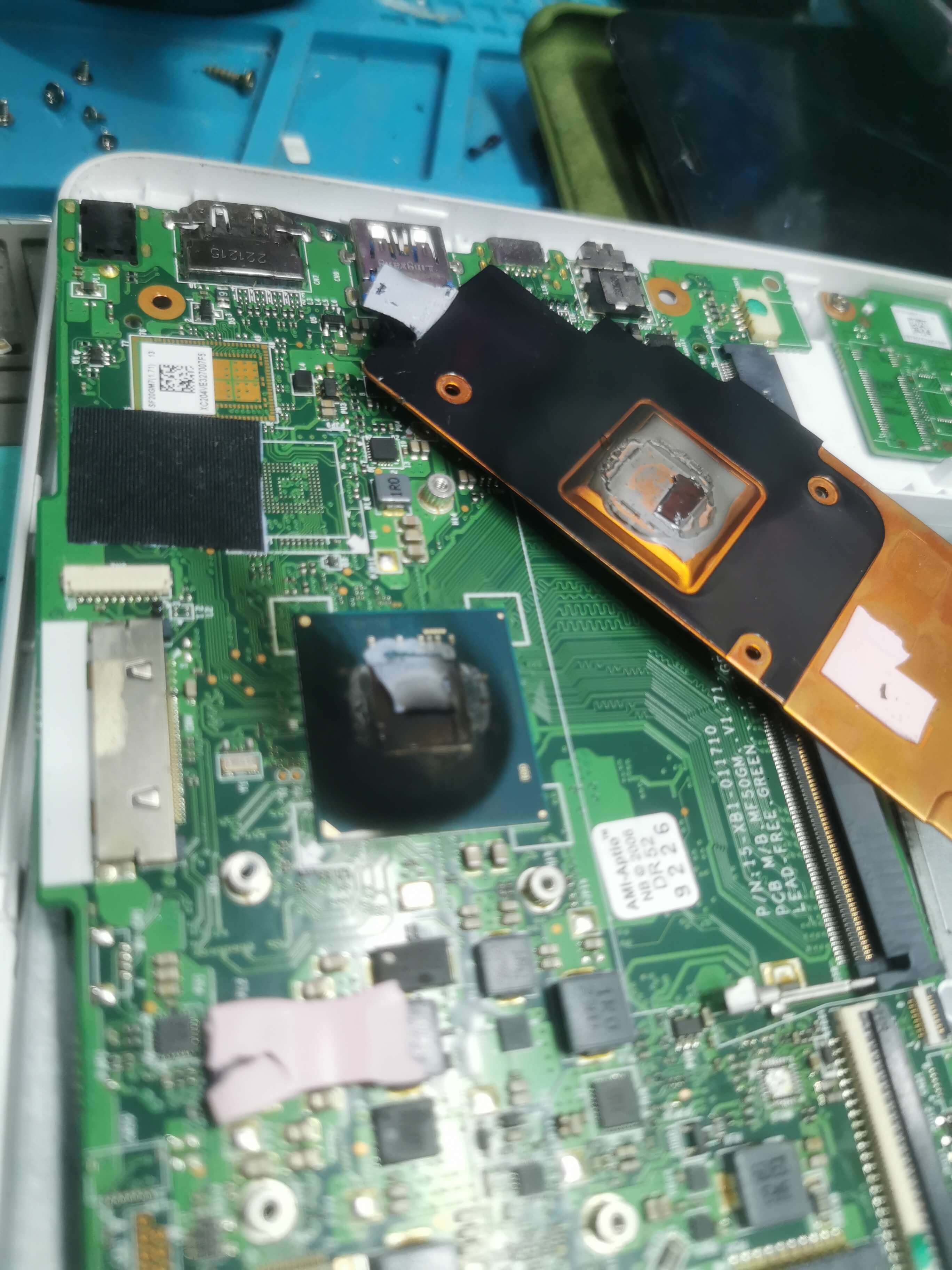 Diagnóstico y reparación de cortocircuito en placa madre de notebook